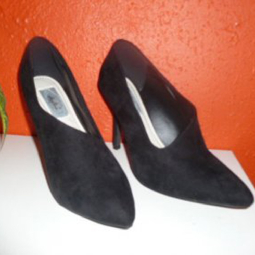 Italinia Asymetric Pump- Suede NWT